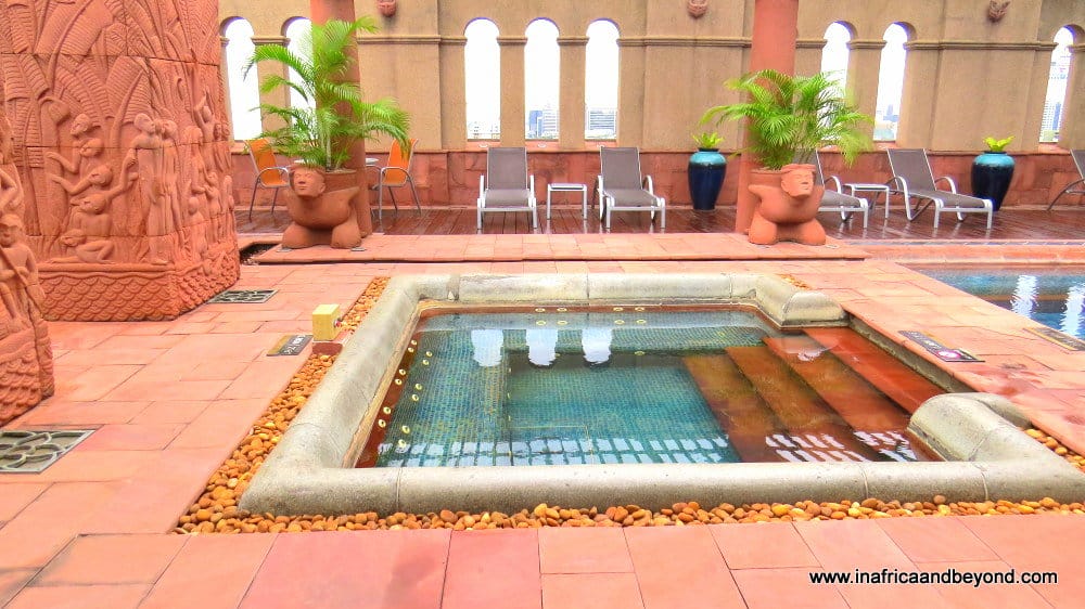 Crowne Plaza Bangkok Lumpini Park swimming pool