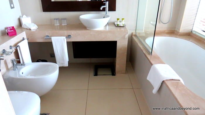 Crowne Plaza Abu Dhabi Yas Island bathroom