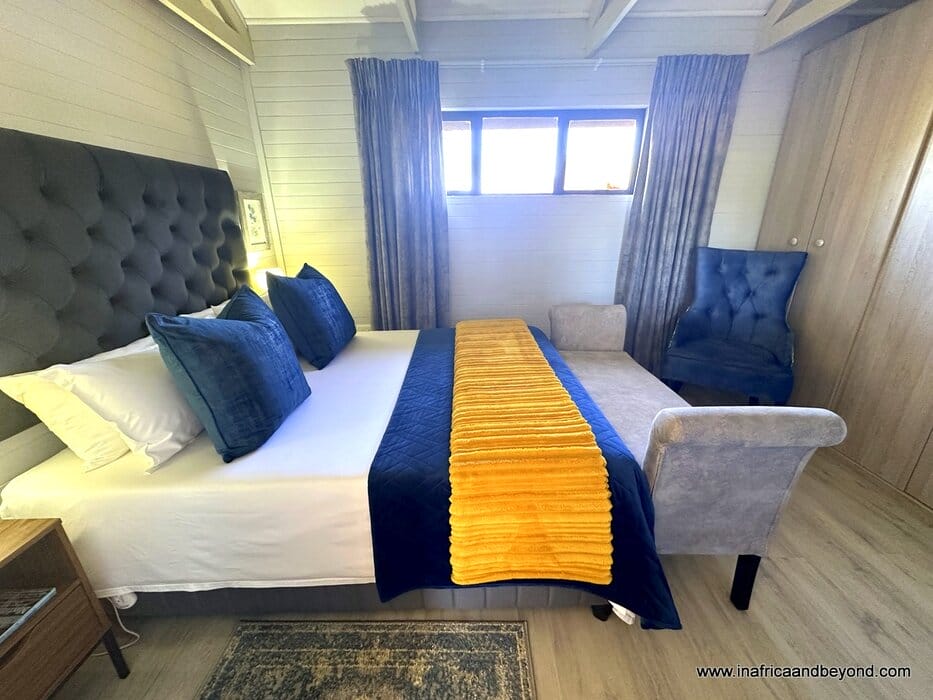 Cinnamon & Sage Country Cabin bedroom