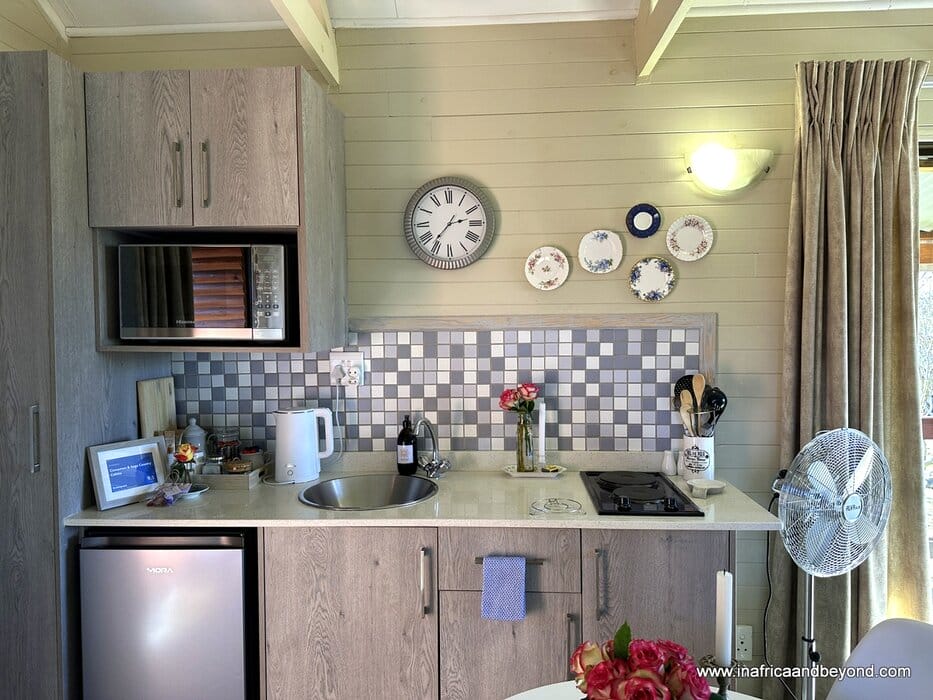 Cinnamon & Sage Country Cabin kitchenette
