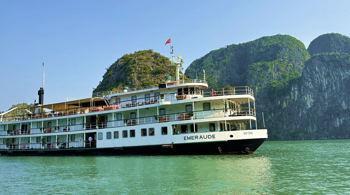 Emeraude Classic Cruise in Ha Long Bay