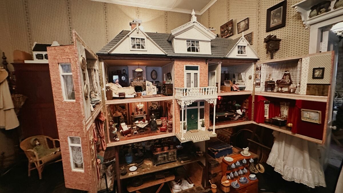 Lindfield House doll house